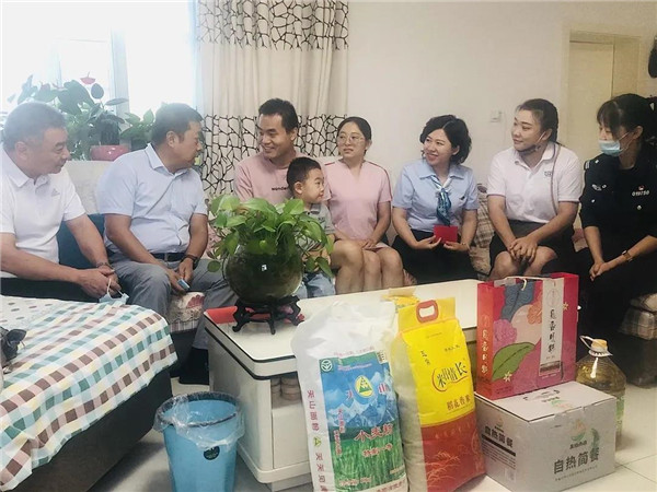 關愛篇丨佳節將至,新疆塔林鼎尚、烏魯木齊飲食服務行業協會、沙區天山農商行攜手開展慰問幫扶活動
