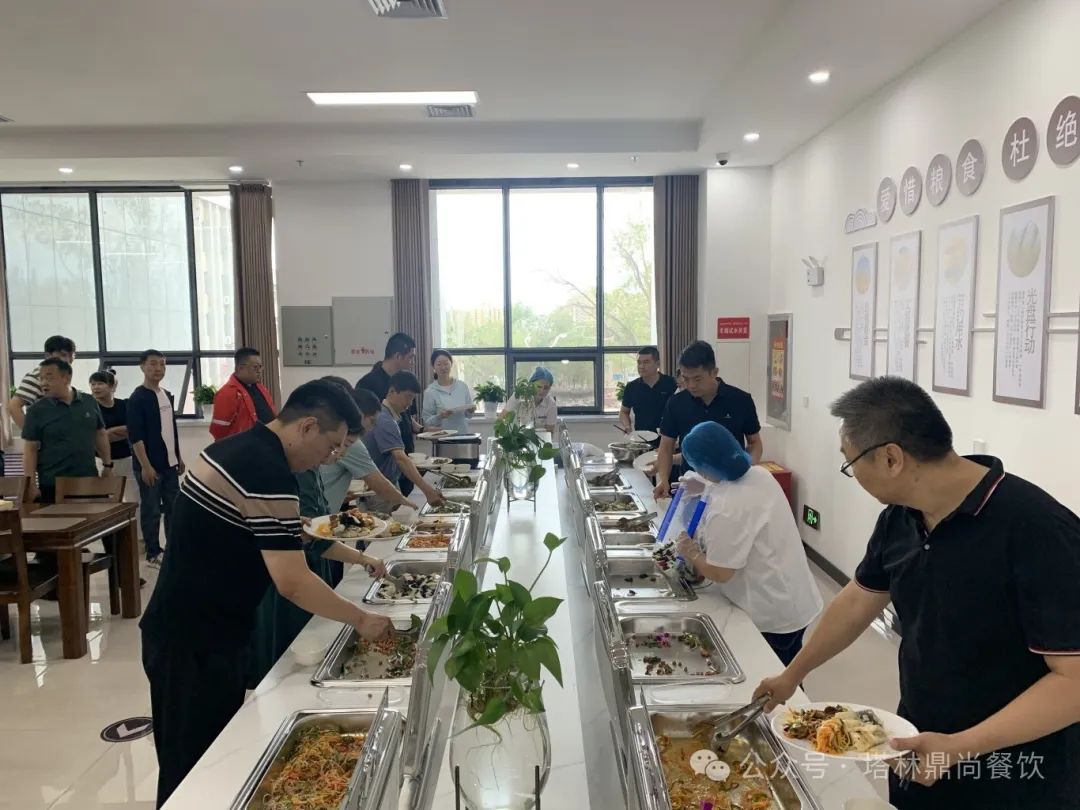 搬遷頂烈日,食堂開餐忙。